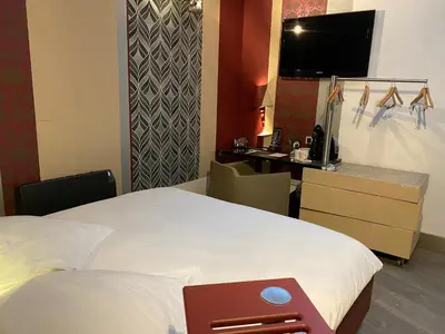 Télévision ou salle de divertissement dans l'établissement Hôtel Le Dormeur du Val
