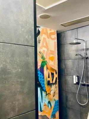 Salle de bains dans l'établissement Hôtel Le Dormeur du Val