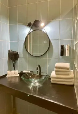 Salle de bains dans l'établissement Hôtel Le Dormeur du Val