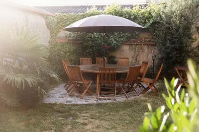 Jardin de l'établissement La Poterne l Chambres d'hôtes à Epernay