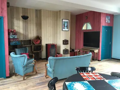 Coin salon dans l'établissement L'école est finie !