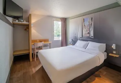 Un ou plusieurs lits dans un hébergement de l'établissement B&B HOTEL Saint-Quentin