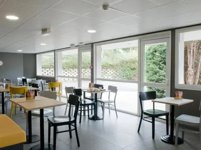 Restaurant ou autre lieu de restauration dans l'établissement B&B HOTEL Saint-Quentin