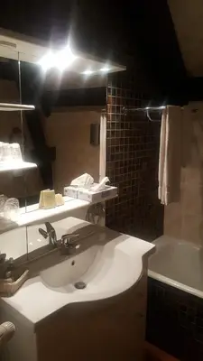 Salle de bains dans l'établissement LOGIS - Hôtel & Restaurant Le Gonfalon
