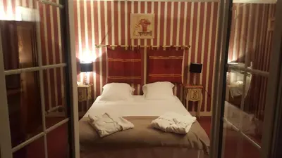 Un ou plusieurs lits dans un hébergement de l'établissement LOGIS - Hôtel & Restaurant Le Gonfalon