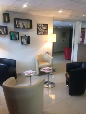 Coin salon dans l'établissement Le balladins de Saint-Quentin Gauchy