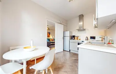 Cuisine ou kitchenette dans l'établissement Apt C
