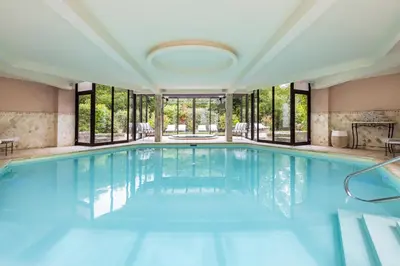 Piscine de l'établissement Briqueterie Champagne, A Beauvallon Hotel & Spa ou située à proximité