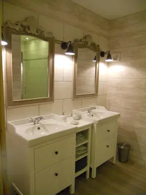 Salle de bains dans l'établissement Les Mille et une Pierres