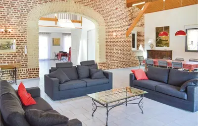 Coin salon dans l'établissement 4 Bedroom Lovely Home In Roisel