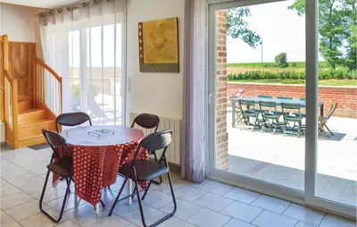 Balcon ou terrasse dans l'établissement 4 Bedroom Lovely Home In Roisel