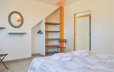 Un ou plusieurs lits dans un hébergement de l'établissement 4 Bedroom Lovely Home In Roisel