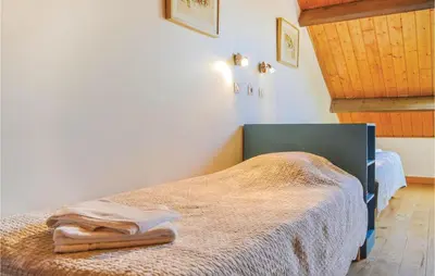 Un ou plusieurs lits dans un hébergement de l'établissement 4 Bedroom Lovely Home In Roisel