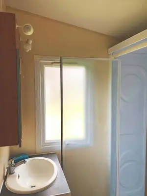 Salle de bains dans l'établissement L'auberge du moulin des prés