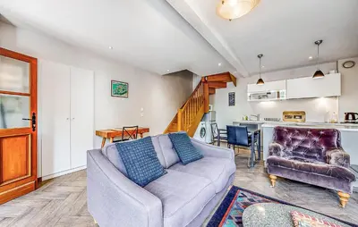 Cuisine ou kitchenette dans l'établissement Apt B