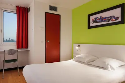 Un ou plusieurs lits dans un hébergement de l'établissement Enzo Hotels Chalons en Champagne