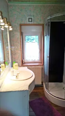 Salle de bains dans l'établissement Le Point du Jour