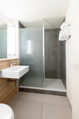 Salle de bains dans l'établissement Campanile Reims Ouest - Tinqueux