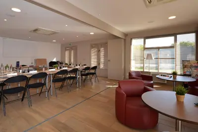 Restaurant ou autre lieu de restauration dans l'établissement Campanile Reims Ouest - Tinqueux