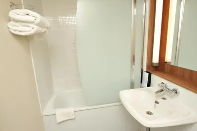 Salle de bains dans l'établissement Campanile Reims Est - Taissy