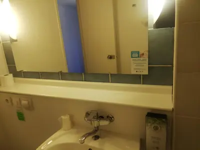 Salle de bains dans l'établissement Kyriad Direct Soissons