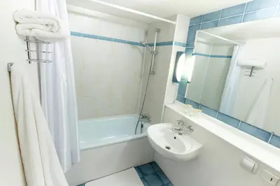 Salle de bains dans l'établissement Campanile Charleville-Mezières