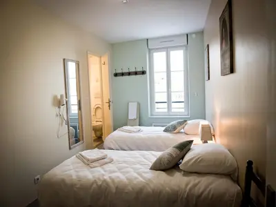 Un ou plusieurs lits dans un hébergement de l'établissement Logis Hotel Restaurant Le Relais Fleuri
