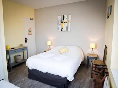 Un ou plusieurs lits dans un hébergement de l'établissement Logis Hotel Restaurant Le Relais Fleuri
