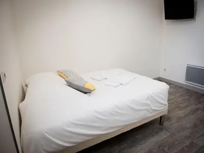 Un ou plusieurs lits dans un hébergement de l'établissement Logis Hotel Restaurant Le Relais Fleuri