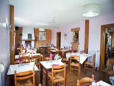 Restaurant ou autre lieu de restauration dans l'établissement Logis Hotel Restaurant Le Relais Fleuri