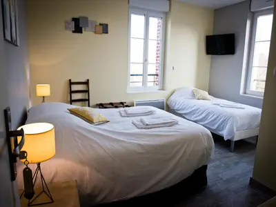 Un ou plusieurs lits dans un hébergement de l'établissement Logis Hotel Restaurant Le Relais Fleuri