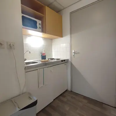 Cuisine ou kitchenette dans l'établissement Neoresid - Résidence du Parc