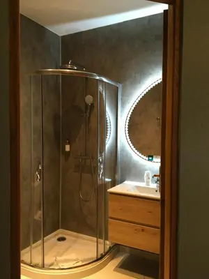 Salle de bains dans l'établissement Logis Hôtel & Appartements Le Florence