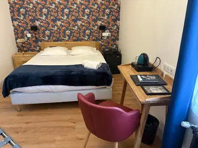 Un ou plusieurs lits dans un hébergement de l'établissement Logis Hôtel & Appartements Le Florence