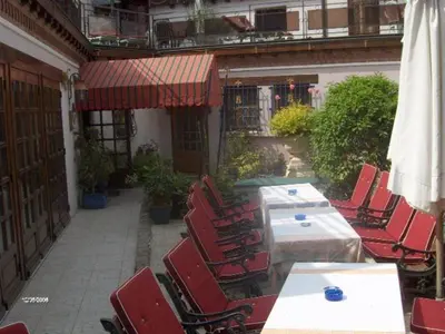 Restaurant ou autre lieu de restauration dans l'établissement Chateau La Tour Du Roy