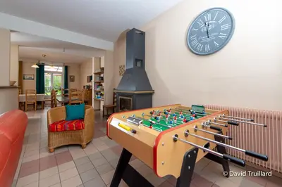 Salle de jeux dans l'établissement Maison familiale à Lametz avec jardin et équipements de loisirs
