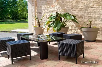 Jardin de l'établissement Maison familiale à Lametz avec jardin et équipements de loisirs