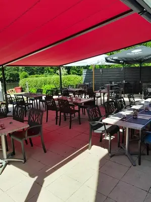 Restaurant ou autre lieu de restauration dans l'établissement Auberge en Ardenne