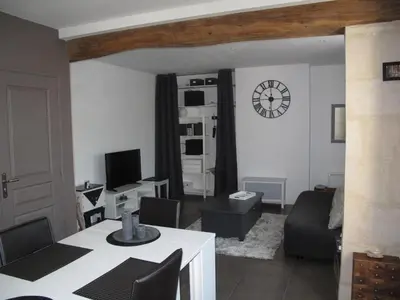 Télévision ou salle de divertissement dans l'établissement La Maison Des Chiens Rouges