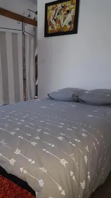 Un ou plusieurs lits dans un hébergement de l'établissement La Maison Des Chiens Rouges