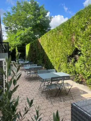 Jardin de l'établissement Hôtel Kyriad Epernay en Champagne