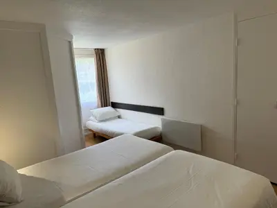 Un ou plusieurs lits dans un hébergement de l'établissement Hôtel Kyriad Epernay en Champagne