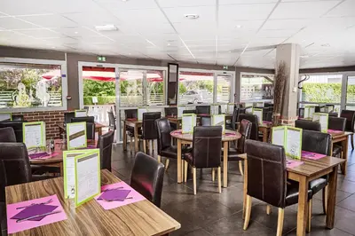 Restaurant ou autre lieu de restauration dans l'établissement Logis Hotel Restaurant Bagatelle - 51530 Dizy