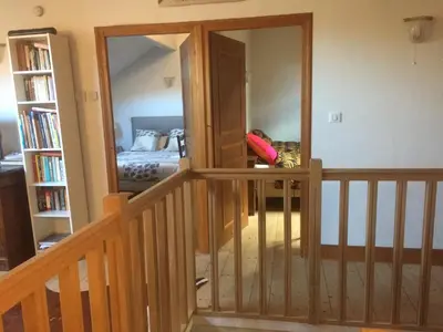 Bibliothèque dans la maison de vacances