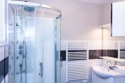Salle de bains dans l'établissement Maison de village Salency