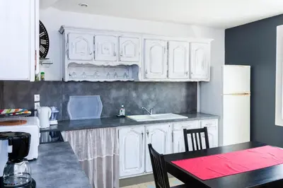 Cuisine ou kitchenette dans l'établissement Maison de village Salency