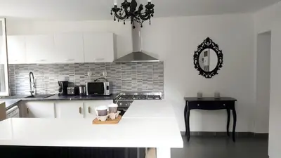 Cuisine ou kitchenette dans l'établissement La Pierre Précieuse