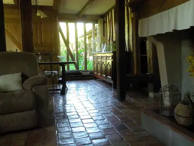 Coin salon dans l'établissement La maison du bûcheron