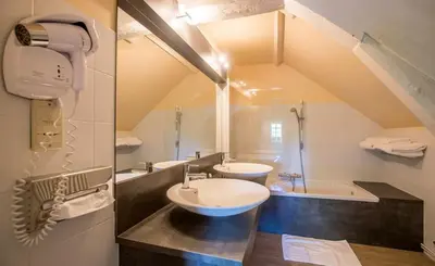 Salle de bains dans l'établissement Auberge Le Relais