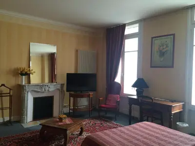 Télévision ou salle de divertissement dans l'établissement Hôtel De Paris